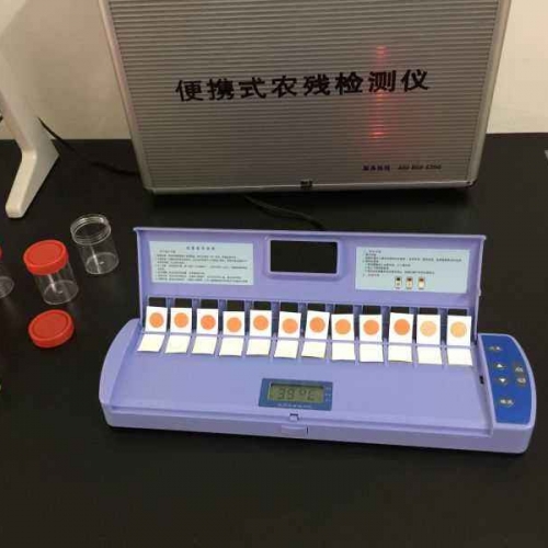 蔬菜大棚內(nèi)使用農(nóng)藥殘留檢測儀進行檢測